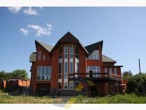 House with access to the lake